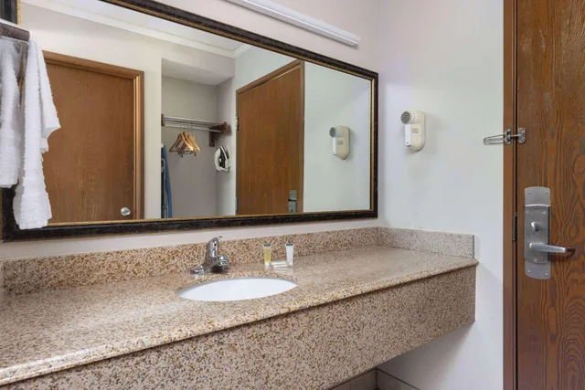 غرفة، Days Inn & Suites By Wyndham Kansas City South 4/4