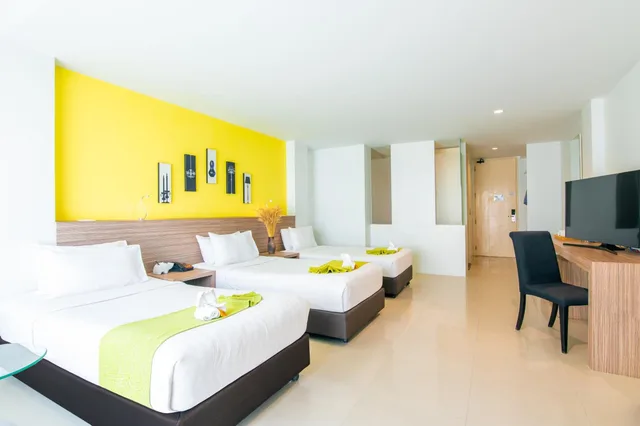 Room, Single Bed, with Extra Bed, View Pent، The Lantern Resorts Patong Phuket 2/9