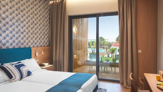 غرفة تنفيذية بسريرين منفصلين مع أريكة، Leonardo Kolymbia Resort 2/5