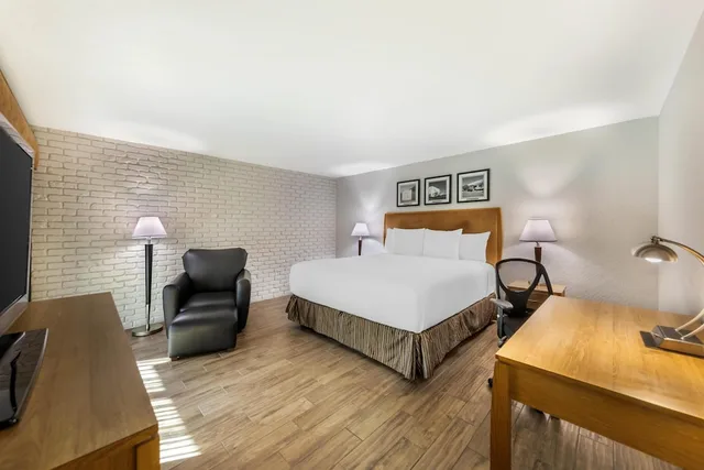 غرفة قياسية بسرير كينج بشرفة، Best Western Pine Tree Motel 6/10