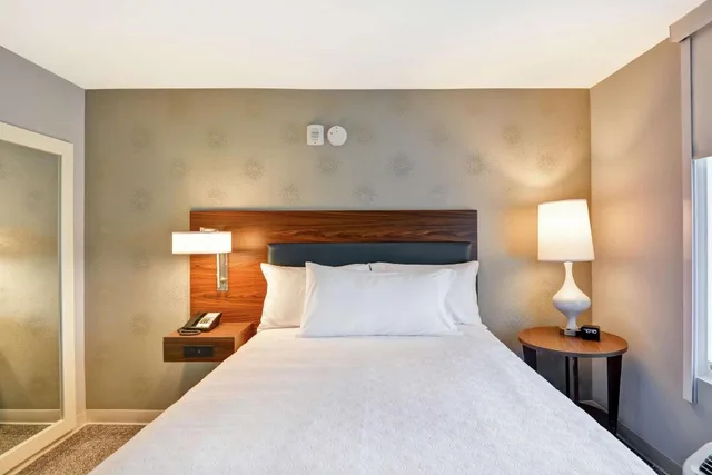 جناح بسرير كوين بغرفة نوم واحدة مع أريكة، Home2 Suites By Hilton Miramar Ft Lauderdale 2/7