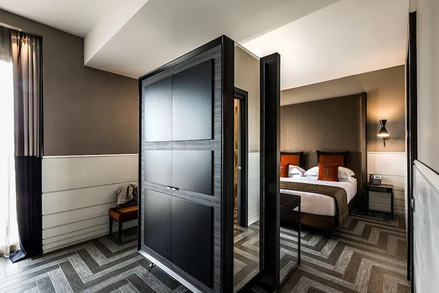 جناح جونيور، The Tribune Hotel 10/10
