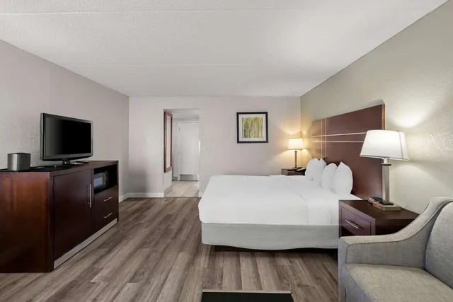 غرفة بسرير كينج مع أريكة يُسمح فيها بالحيوانات الأليفة، Best Western Luxbury Inn Fort Wayne 3/4