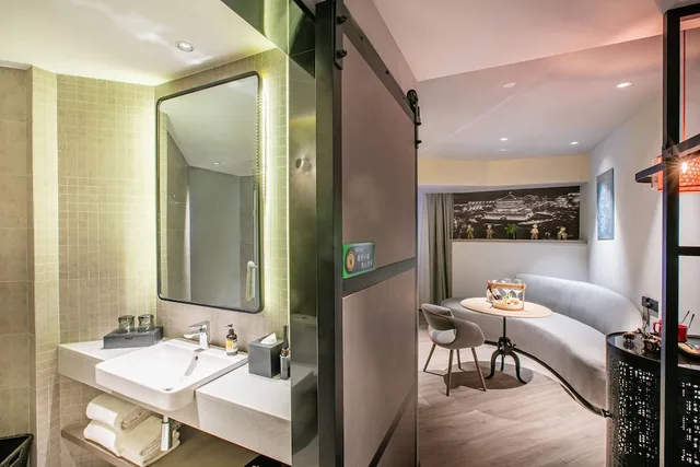 Panorama, Suite, Queen Bed, Citadines Xi'an Central 3/4