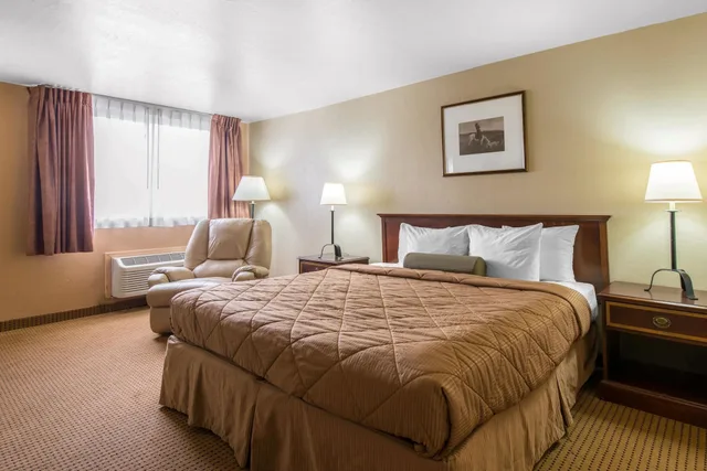 غرفة قياسية بسرير كينج، Rodeway Inn Ft Morgan 4/10