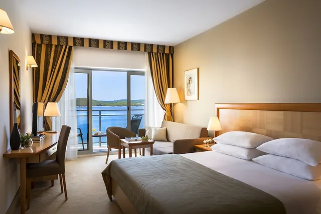 جناح جونيور سوبيريور بسرير مزدوج بإطلالة على البحر بشرفة، Aminess Vival Grand Azur Hotel 1/1