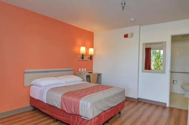 غرفة بسرير كوين، Motel6 Twentynine Palms, CA 4/5