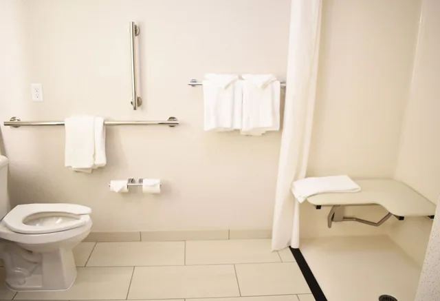 غرفة قياسية بسريرين كوين لذوي الإعاقة، Holiday Inn Express Hotel And Suites Albany 3/3