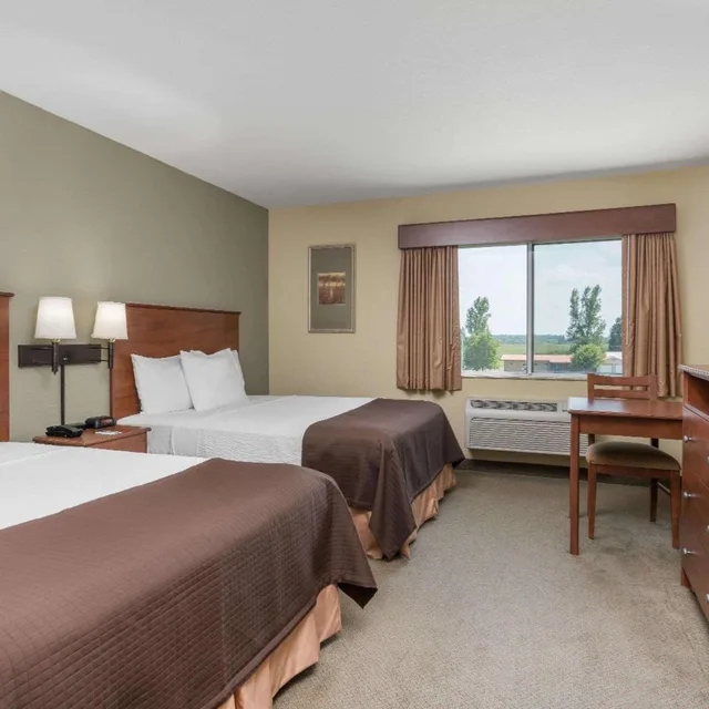 Deluxe, Queen Bed, Accessible, AmericInn by Wyndham Newton 1/4
