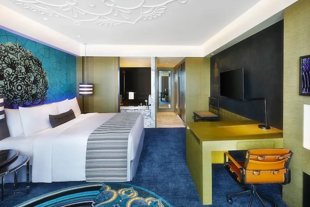 Superior, King Bed, Sea View, Balcony, Smoking, W Muscat 2/5