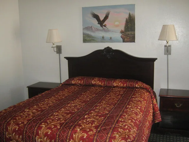 Room, King Bed, Jamestown Railtown Motel 1/1