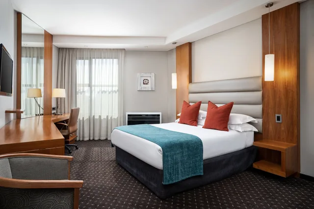 غرفة قياسية بسرير كوين، Premier Hotel Or Tambo 1/4