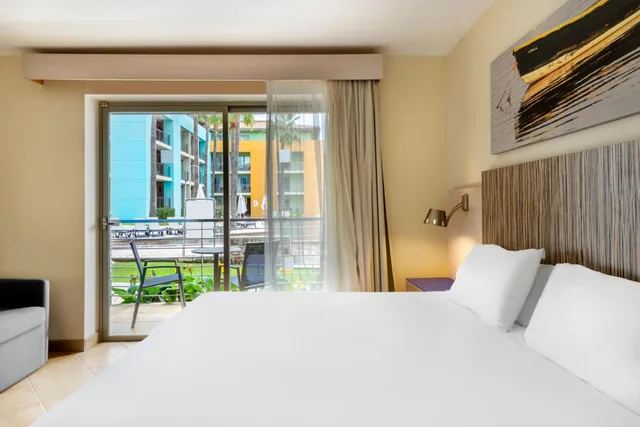 Superior, Queen and Twin Beds, Occidental Menorca 1/1