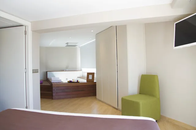 Superior, Balcony or Terrace، Alegria Plaza Paris 2/3