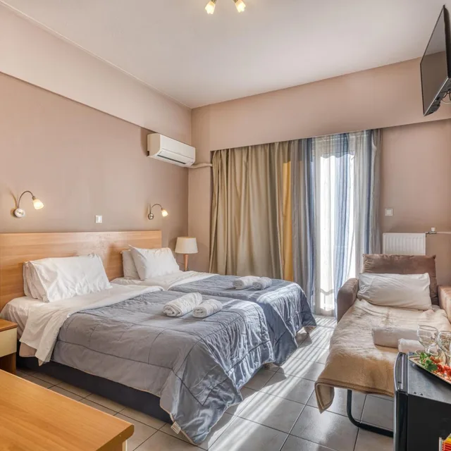 غرفة ثلاثية، Diros Hotel 7/10