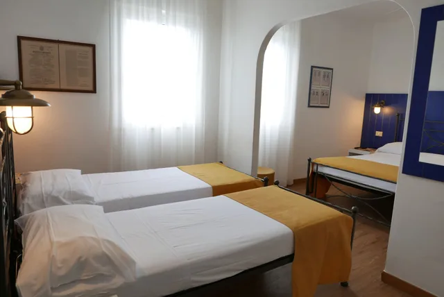 غرفة عائلية بسرير مزدوج وسريرين منفصلين بإطلالة على البحر، Hotel Torre Dei Borboni 3/8