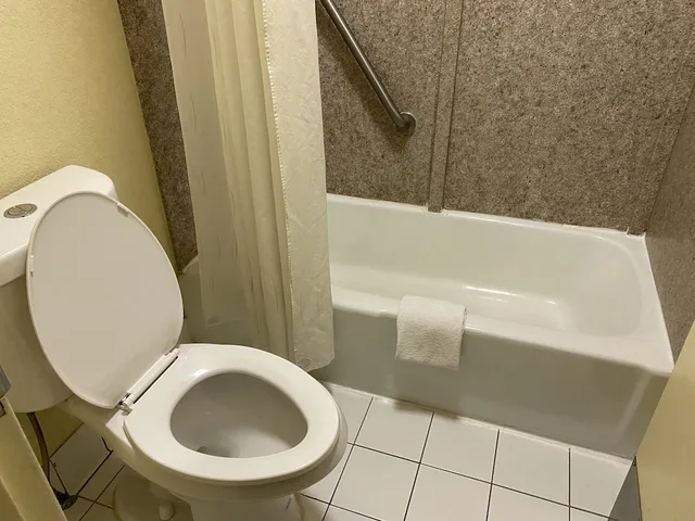 غرفة بزنس بسرير كينج، Quality Inn Elizabeth City near University 8/9