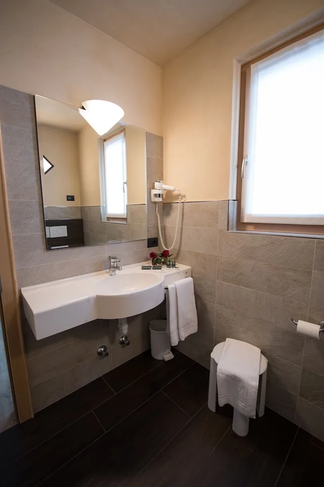 غرفة سوبيريور ثلاثية بسرير كينج وسرير فردي بإطلالة على الجبل، Francesin Hotel 4/6