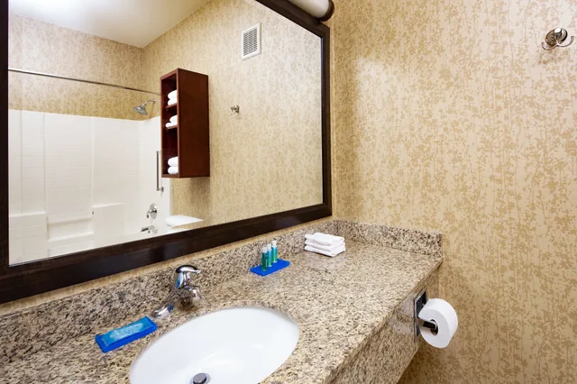 غرفة قياسية بسريرين كوين لذوي الإعاقة، Holiday Inn Express Hotel Suites Astoria 8/8