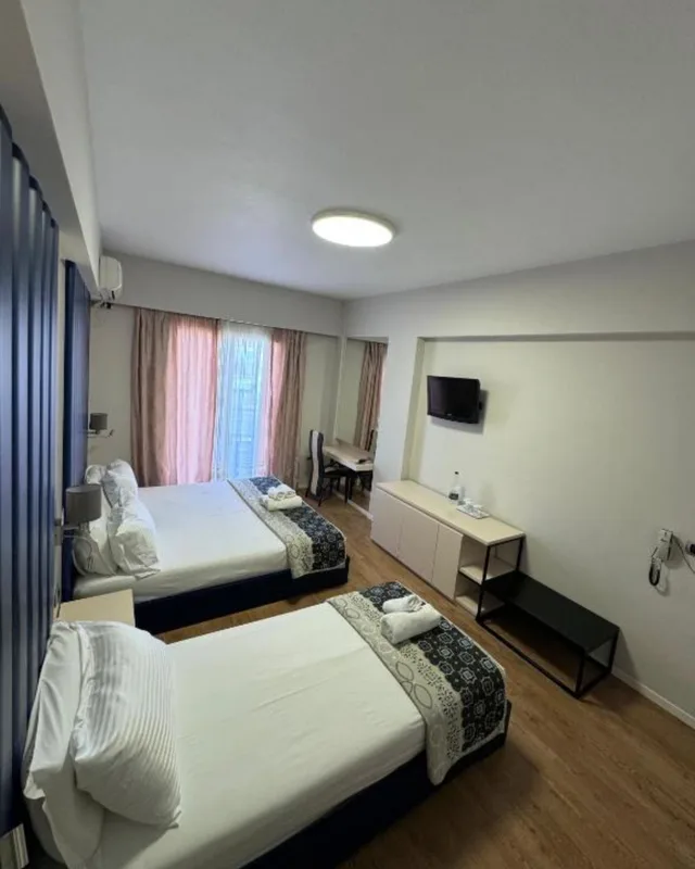 غرفة ثلاثية بشرفة، Blue Sky Hotel 3/10