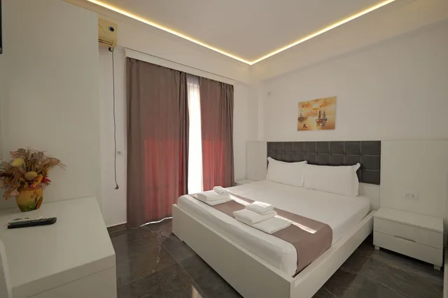 غرفة رباعية بسرير مزدوج بإطلالة على البحر مع أريكة، Vila Era Beach 4/9