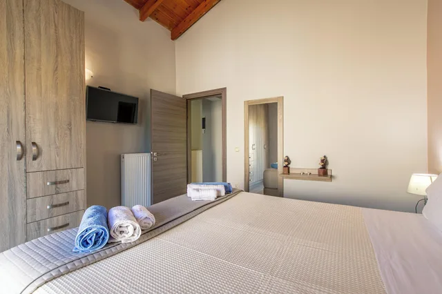 فيلا بسرير فردي وسريرين كوين مع أريكة، Neaira Villas Chania 6/10