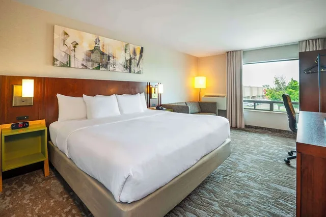 غرفة بسرير كينج مع أريكة، Comfort Inn Newmarket - Aurora 1/7