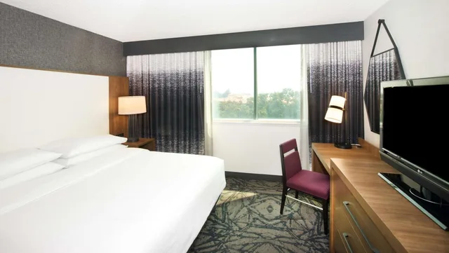 جناح بسرير كينج بغرفتين مع أريكة، Embassy Suites Walnut Creek 1/3