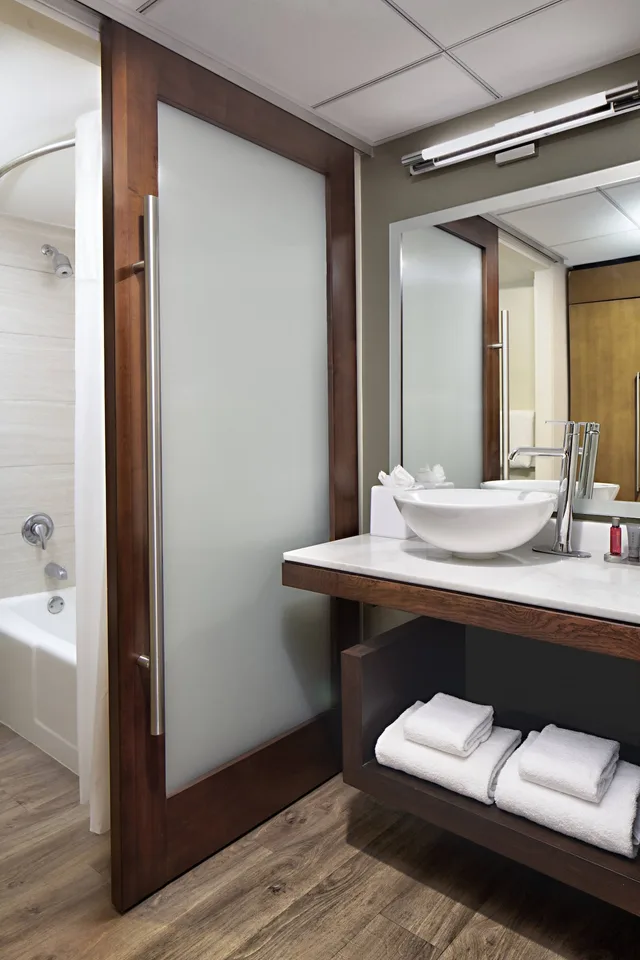 غرفة كلوب بسرير كينج بشرفة مع أريكة، San Antonio Marriott Northwest Medical Center 5/5
