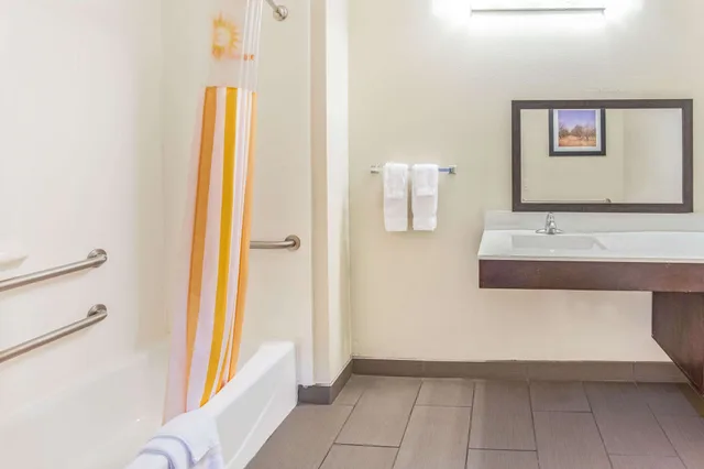 غرفة بسرير كينج، La Quinta Inn Suites Luling 3/3