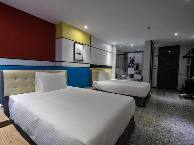 غرفة ديلوكس عائلية بسرير كوين، 3 Door Hotel 2/3