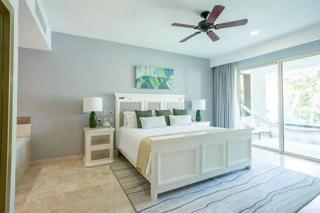 جناح بسرير كينج وسريرين كوين بإطلالة على البحر بغرفتي نوم مع أريكة، Villa del Palmar Cancun All Inclusive Beach Resort & Spa 2/5