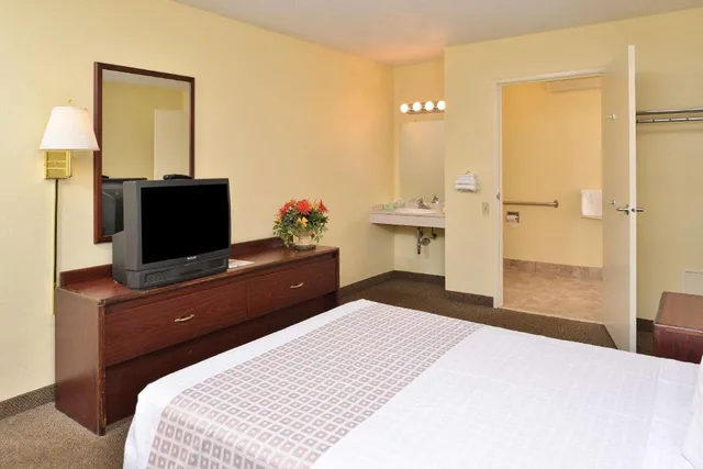 غرفة بسرير مزدوج، Americas Best Value Inn Pittsburgh Airport 2/3