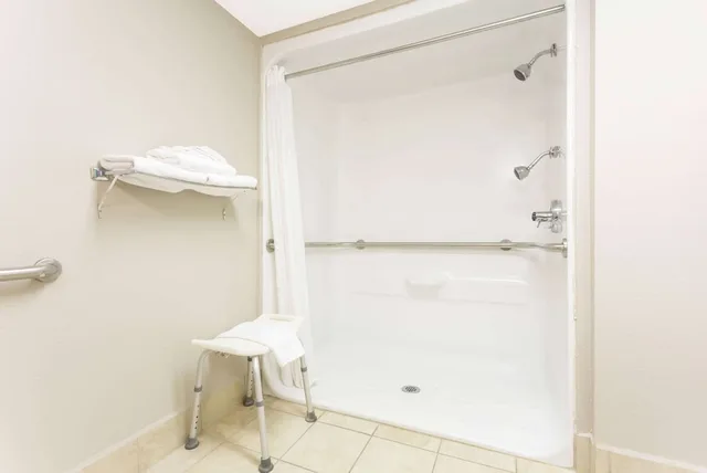 غرفة بسريرين كوين لذوي الإعاقة، Super 8 By Wyndham Orangeburg 2/3
