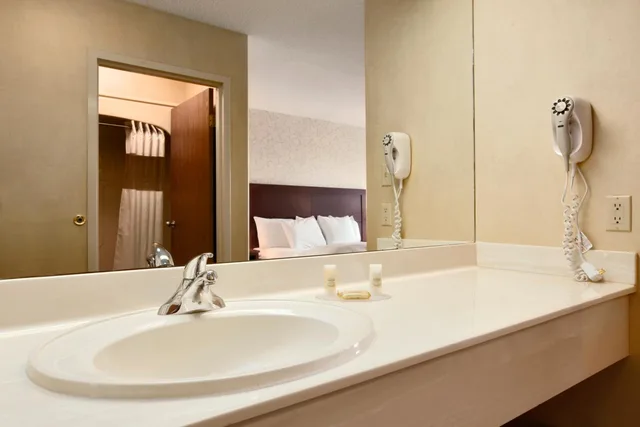 غرفة بسريرين كوين يُسمح فيها بالحيوانات الأليفة، Days Inn and Suites By Wyndham Brandon 5/6