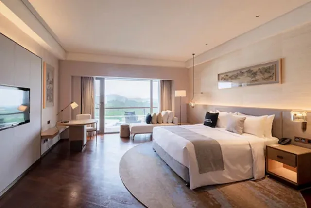 جناح تنفيذي بسرير كينج بشرفة، Le Meridien Shanghai Sheshan 2/10