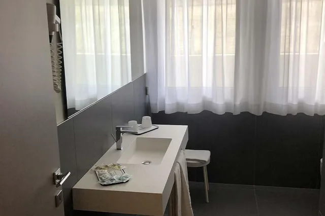 غرفة سوبيريور ثلاثية بسرير مزدوج وسرير فردي بإطلالة على البحر، Albergo Capo Est 2/2