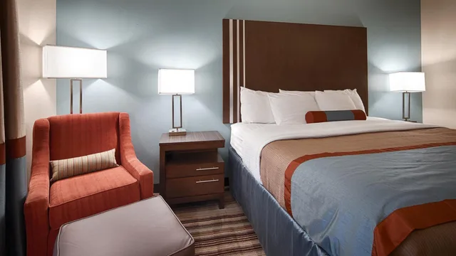 جناح بسرير كينج مع أريكة، Best Western Plus Washington Hotel 4/7