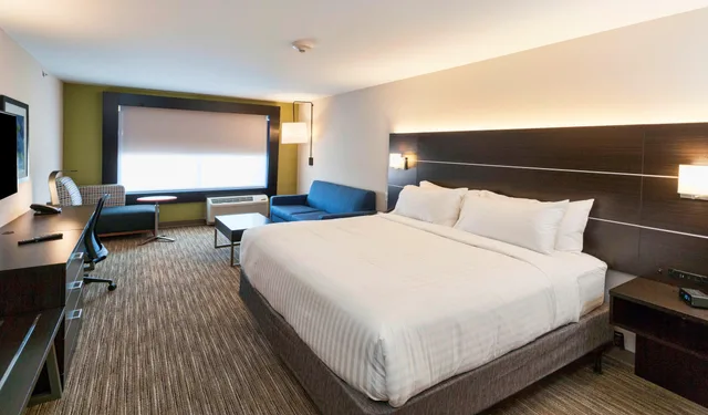 غرفة بسرير كينج، Holiday Inn Express Suites Dodge City 1/1
