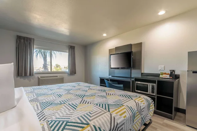 جناح بسرير كينج لذوي الإعاقة، Studio6 Suites Perris, CA 4/8