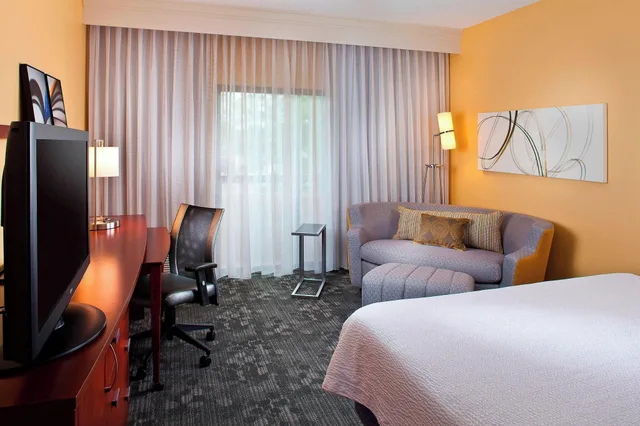 Room, Double Bed, with View, Courtyard Huntsville University Drive 3/3