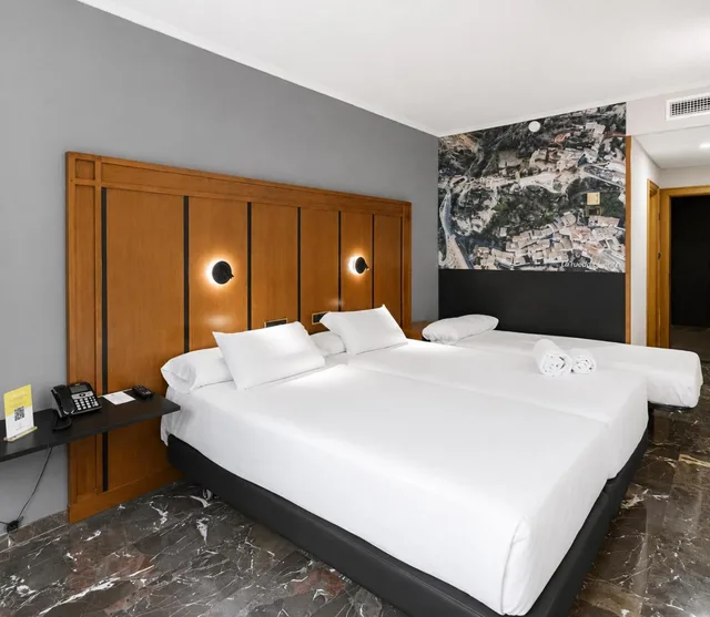 غرفة بسرير مزدوج أو سريرين منفصلين مع سرير إضافي، Hotel Condestable Iranzo 2/8