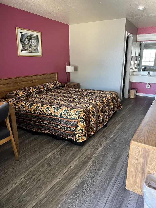 غرفة بسرير كينج، Country Inn Motel 1/5