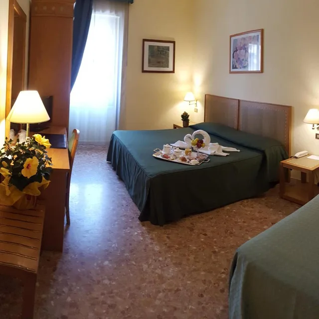 غرفة ثلاثية، Nuovo Albergo 1/10