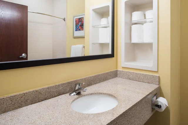 Suite, King Bed, Living and Dining Areas، Holiday Inn Express Hotel And Suites West Monroe 2/5
