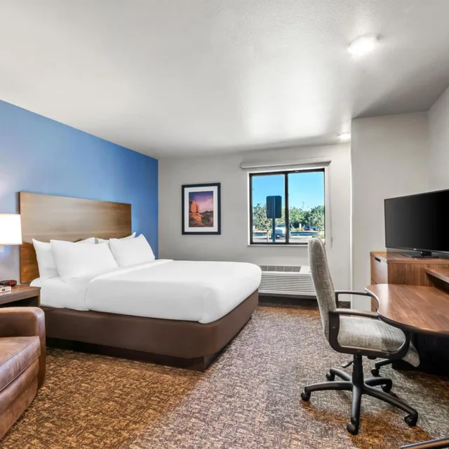 غرفة قياسية بسرير كينج، Sonesta Simply Suites Avondale 1/10