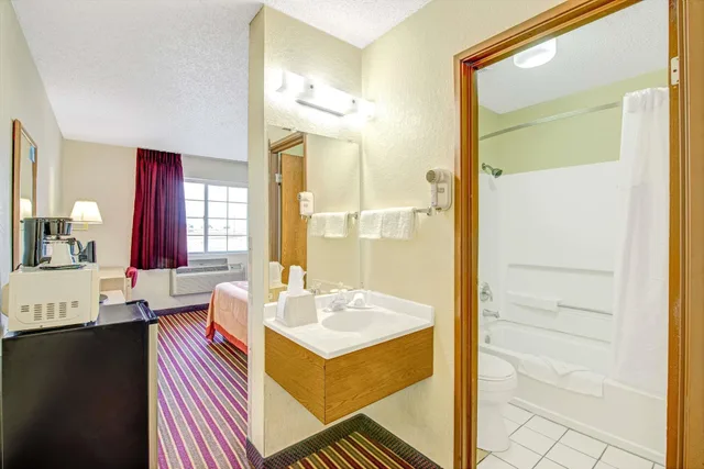 Standard, King Bed, Super 8 by Wyndham San Antonio/Fiesta 6/6