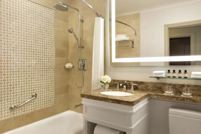 Deluxe, 2 Queen Beds, Fairmont Hotel Vancouver 3/3