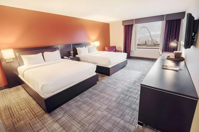 غرفة ديلوكس بسريرين كوين، Casino Queen Hotel 1/2