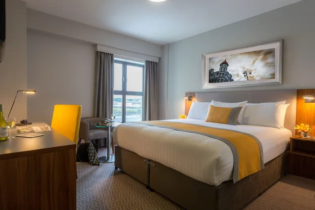 غرفة بسرير مزدوج وسرير فردي، Maldron Hotel Tallaght 4/7